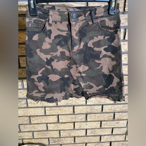 Camo mini skirt‎ - Picture 1 of 7